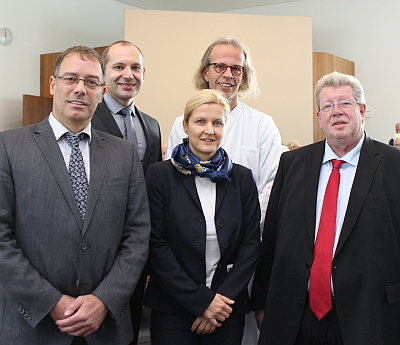 Bis auf die Stehplätze besetzt war der große Hörsaal beim Herztag der Klinik für Kardiologie, Pneumologie und internistische Intensivmedizin am Krankenhaus Landshut-Achdorf, v.l. Ltd. Oberarzt Dr. Roland Brückl; Stefan Borov; Oberärztin Dr. Sandra Brenner; Oberarzt Dr. Josef Haimerl und Chefarzt Prof. Dr. Bernhard Zrenner - Foto: LAKUMED Kliniken