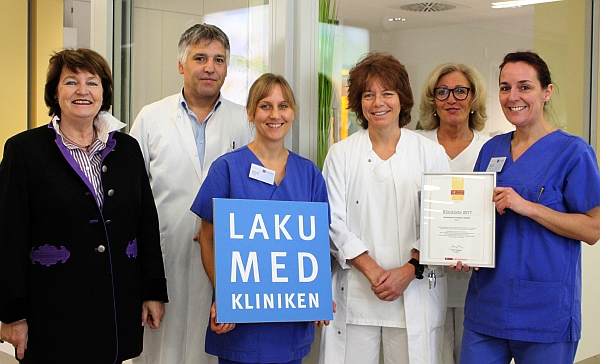 V.l. die geschäftsführende Vorstandsvorsitzende der LAKUMED Kliniken, Dr. Marlis Flieser-Hartl, Chefarzt PD Dr. med. Lorenz Rieger, Hebamme Martina Eibl, leitende Oberärztin Dr. med. Silvia Sabus, Stationsleitung Anita Schaller und Hebamme Patricia Ernst freuen sich über die erneute Auszeichnung der Geburtshilfe am Krankenhaus Landshut-Achdorf als Top-Klinik für die Geburt. Foto: LAKUMED Kliniken