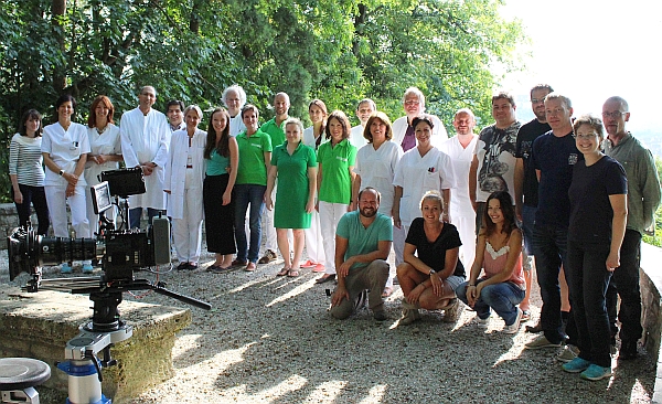Bei den Dreharbeiten für den Lebensmut-Film auf der Carossahöhe in Landshut: Lebensmut-Therapeuten, Chefärztin Barbara Kempf (6. v. links), Mitarbeiter des Klinikums Landshut und das Pilgerbilder-Filmteam mit Mascha Müller (7. v. links) 