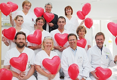 Was man für ein gesundes Herz tun kann, erläutern am 18. November Chefarzt Prof. Dr. Stephan Holmer (1. Reihe, 2.v.r.) und sein Team von der Medizinischen Klinik II. - Foto: Klinikum Landshut