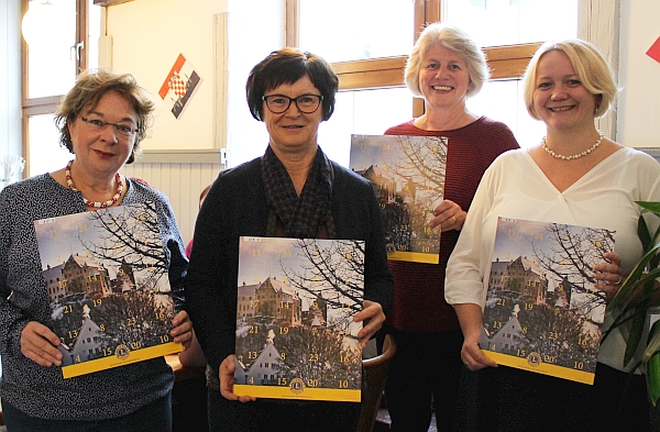 Der Sprachkurs des Vereins ZAK im Nikola-Lerncafé läuft schon erfolgreich – jetzt werden Spenden dringend für den Ausbau des “Haus des Lebens” am Bismarckplatz gebraucht. Die Käufer des Lions- Adventskalenders helfen aber nicht nur dabei, sondern auch den Frauenhäusern in Landshut und dem Verein Stille Hilfe. Darauf freuen sich (von links): AWO-Frauenhausleiterin Angelika Hirsch, Petra Dreier, Vorsitzende der Stillen Hilfe, ZAK-Vorsitzende Ele Schöfthaler und Kerstin Hirsch, Erzieherin im Caritas-Frauenhaus. - Foto: Bragulla