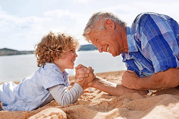 Wenn der Großvater mit dem Enkel spielt, haben meist beide ihren Spaß - gute Gesundheit beim Senior vorausgesetzt. Foto: djd/CH-Alpha-Forschung
