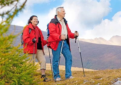 Wandern oder Walken hält die Gelenke in Schwung. Zusätzlich ist eine gesunde Ernährung förderlich. - Foto: djd/ascopharm/thx