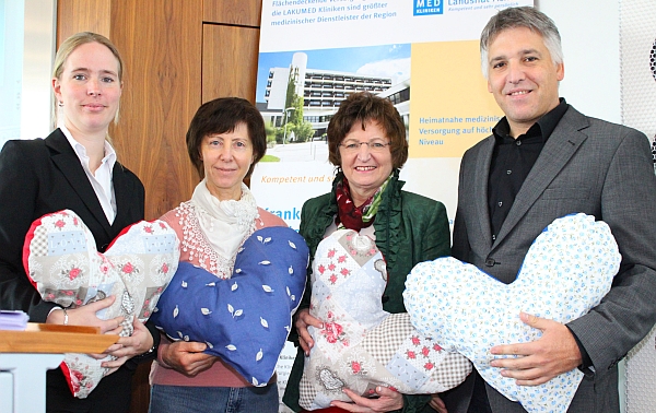 Der Katholische Deutsche Frauenbund Rottenburg übergab die beliebten Herzkissen an das Brustzentrum am Krankenhaus Landshut-Achdorf, v.l.  Nicole Vergin, Koordinatorin Brustzentrum; Christine Klingshirn, 2.Vors. und Mathilde Haindl,1.  Vorsitzende KDFB Rottenburg; Privatdozent Dr. Lorenz Rieger, Chefarzt der Frauenklinik am Krankenhaus Landshut-Achdorf              Bildquelle: LAKUMED Kliniken