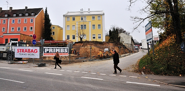 Bauliche Maßnahmen im Bereich des Längswegs und der Zufahrt zur Firma Primbs (Bild) müssen vor dem eigentlichen Baubeginn an der Überführung erledigt werden. - Foto: Haas