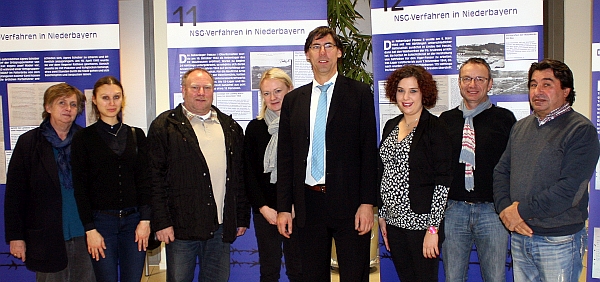 Freuten sich die Ausstellung in Straubing präsentieren zu können: (v.l.) Schulleiterin Barbara Kasberger, Juso-Vertreterin Verena Klinger, AK-Sprecher Rainer Pasta, Christine Sommerfeld, Stadtverbandsvorsitzender Dr. Olaf Sommerfeld, Geschichtslehrerin Sabrina Zwicknagl, Jürgen Karbstein und Stadtrat Nail Demir - Foto: Pasta