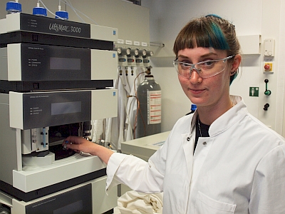 Sonya Tadrowski aus Brisbane beschäftigte sich am Wissenschaftszentrum Straubing für ihre Doktorarbeit mit Enzymen für die Grundchemikalie und Bio-Kraftstoff-Zutat Isobutanol. Bild: Wissenschaftszentrum Straubing