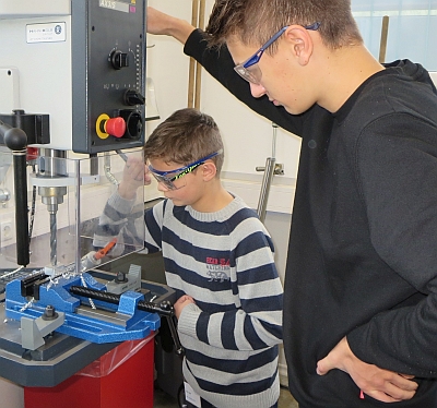 Mit der Ständerbohrmaschine fällt Metallbearbeitung leicht.