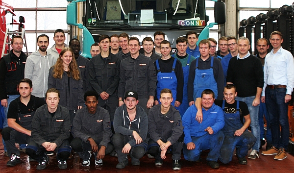 Von links: Josef Niemeier (Ausbildungsleiter der Kurt Willig GmbH & Co. KG), daneben Felix Wagner (Stellvertretender Ausbildungsleiter der Kurt Willig GmbH & Co. KG) mit den Willig Auszubildenden.  Von rechts: Andreas Moßandl (Geschäftsführer der Karl Mossandl GmbH & Co.), daneben die Werkstattmeister, gemeinsam mit den Mossandl-Azubis. - Foto: Willig