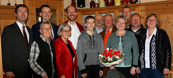 Vorsitzende Rita Hagl-Kehl, MdB (4.v.re.), 2. Vorsitzender Bruno Dengel (3.v.re.), Kassiererin Karin Hagendorn (re.), Schriftführer Rainer Pasta (2.v.re.), die revisoren Irene Ilgmeier (2.v.li.) und Christian Enders (5.v.li) mit Johanna werner Muggendorfer, MdL (4.v.li.), Seliger-Bundesvorsitzender Dr. Helmut Eikam (5.v.re) Landesvorsitzender Peter Heidler (6.v.re.), Jugendbeauftragter Jason Wirth (Mitte), SPD-Kreisvorsitzender Martin Kreutz und Martin Panten, stellvertretender Bundesvorsitzender der Ackermann-Gemeinde. - Foto: Pasta