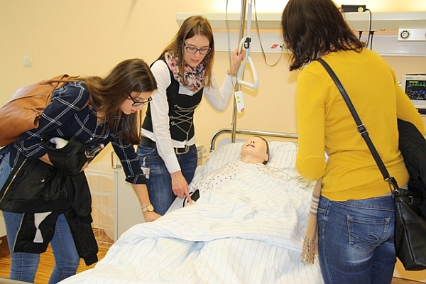 Die elektronische Puppe im neuen „Skills-Lab“ in der Krankenpflegeschule am Klinikum St. Elisabeth war ein Highlight des Tags der offenen Tür. An ihr können pflegerische Tätigkeiten trainiert werden. Pflegepädagogin Beatrice Landschulze (Mitte) zeigt, dass die Puppe einen Puls hat. - Foto: Eisenmann