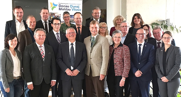 Bei der Mitgliederversammlung des Trägervereins Europaregion Donau-Moldau e.V. unter Vorsitz von Bezirkstagspräsident Dr. Olaf Heinrich (1. Reihe, Mitte) waren sich alle einig: Die strukturelle Weiterentwicklung der Zusammenarbeit steht im Vordergrund Foto: Bezirk Niederbayern