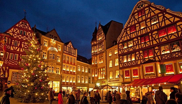 Die malerische Kulisse und das außergewöhnliche Rahmenprogramm machen den Weihnachtsmarkt in Bernkastel-Kues zu etwas Besonderem. Foto: djd/MGZBernkastel-Kues/Ketz