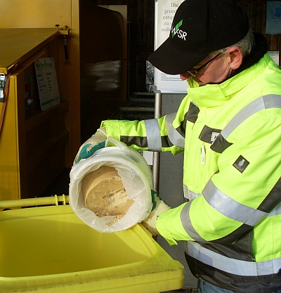 Damit sich feste Fette leichter aus den Behältern lösen lassen, sollte vor der Befüllung eine Folie eingelegt werden. - Foto: ZAW-SR