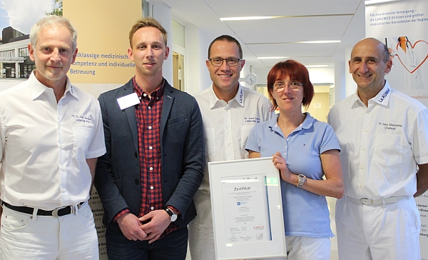 Das Endoprothetikzentrum am Krankenhaus Vilsbiburg steht für höchste Patientenzufriedenheit und ist seit kurzem rezertifiziert. V.l. PD Dr. Ernst Sendtner, Leitender Arzt; Sebastian Niebauer, Qualitätsmanagement LAKUMED Kliniken; Dr. Thomas Lorenz, Leitender Arzt; Birgit Holzner, Stationsmanagerin und Chefarzt Dr. Hermann Albersdörfer - Foto: LAKUMED Kliniken