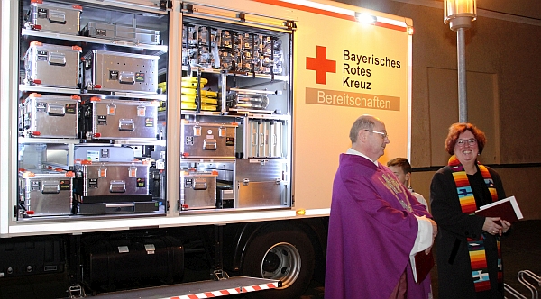 Pfarrerin Susanne Kim und Pfarrer Johann Schön segneten das Fahrzeug - Fotos: Pammer