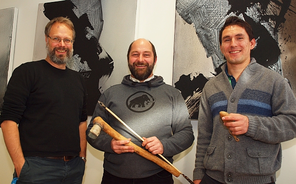Prof. Dr. Cordt Zollfrank, Mario Pfreundner und Johann Lang (v.l.) sind begeistert von den heutigen Anwendungsmöglichkeiten von Birkenpech. - Foto: Turner, WZS