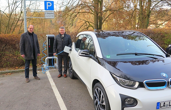 Landrat Peter Dreier (rechts) testet gemeinsam mit Tiefbau-Abteilungsleiter Walter Gebhard die neue Stromtankstelle am Landratsamt Landshut. - Foto Landratsamt Landshut
