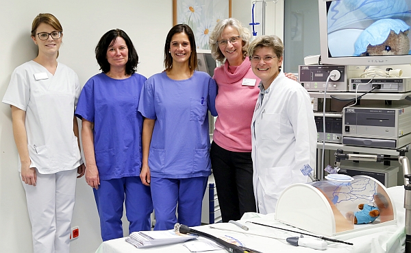 Die Chefärztinnen Annette Buchert (2. v. r.) und Dr. Claudia Schott (r.) mit Mitarbeiterinnen der Endoskopie und OP-Abteilung mit dem Geräteaufbau für minimal invasive Divertikeloperationen. - Foto: Klinik Mallersdorf