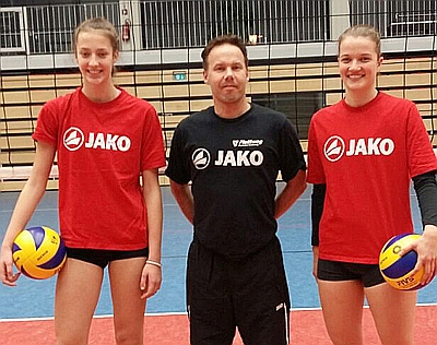 Corina Glaab (links) und , Naomi Janetzke mit Trainer Ronny Johansson. Foto: Stolzenberg