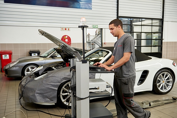 Porsche gibt benachteiligten jungen Erwachsenen in Südafrika die Möglichkeit, sich zum Kfz-Service-Mechatroniker ausbilden zu lassen. - Foto: Porsche