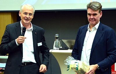 Hochschulpräsident Prof. Dr. Karl Stoffel (links) eröffnete nach dem Vortrag die Fragerunde: „Wann können wir mit autonom fahrenden Lkws rechnen?“