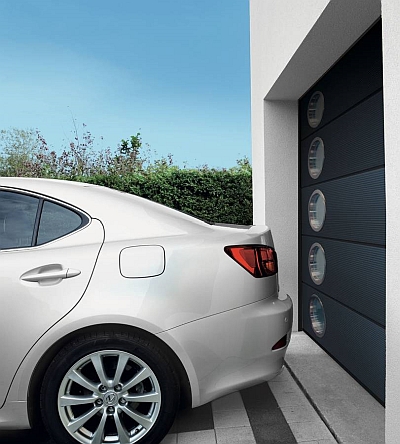 Platzsparend und elegant: Sektionaltore für die Garage, die in einzelnen Segmenten nach oben fahren, lassen sich auch dann betätigen, wenn ein Fahrzeug direkt davor geparkt ist. - Foto: djd/Novoferm.com