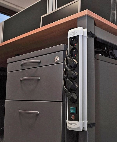 Clevere Details wie Befestigungslaschen oder -ösen machen es ganz einfach, Steckdosenleisten überall zu fixieren, wo sie gebraucht werden. - Foto: djd/Hugo Brennenstuhl GmbH & Co.KG