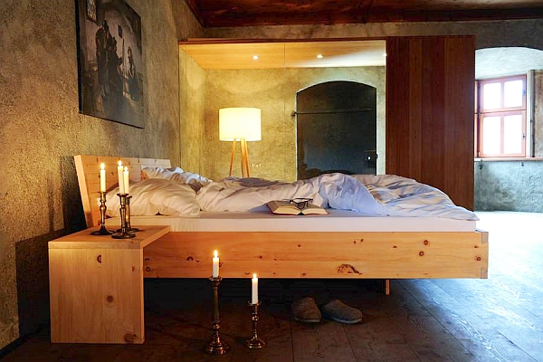 Besser schlafen und erholter aufwachen: Zirbenholz ist gerade im Schlafraum wegen seiner beruhigenden Eigenschaften sehr beliebt.