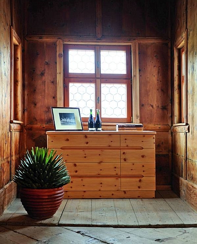 Zirbenholz setzt nicht nur optische Akzente, sondern überzeugt auch in Sachen Wohngesundheit. - Foto: djd/TopaTeam/Forcher