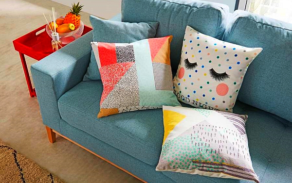 Ins Auge stechen auch die witzigen Kissen mit zwinkernden Augen und lachenden Gesichtern. - Foto: djd/www.hoeffner.de