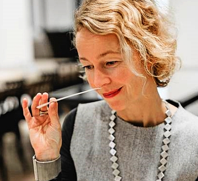 Duftentwicklerin Alexandra Kalle von Mäurer & Wirtz weiß: "Angenehm zu riechen bedeutet nicht nur, etwas für sich selbst zu tun, sondern gleichzeitig auch eine anziehende Wirkung auf andere auszustrahlen." - Foto: djd/Mäurer + Wirtz