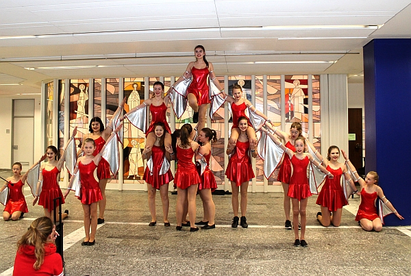 Die Showtanzgruppe Pink Twists aus Schmatzhausen zeigte am Sonntagnachmittag ihr Programm 2018 im Foyer des Krankenhauses Landshut-Achdorf - Foto: LAKUMED KLiniken
