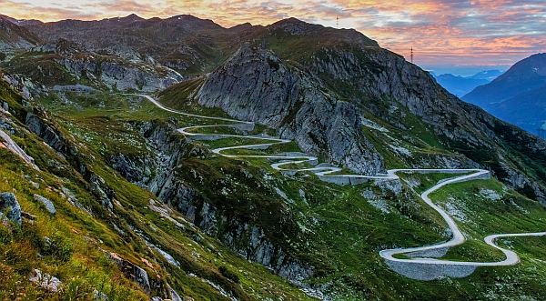 Ein traumhafter Ausblick: Kleine Straßen schlängeln sich den Gotthard Pass hinauf. Das imposante Gebirgsmassiv wurde im Zweiten Weltkrieg zur Verteidigungsfestung ausgebaut und beheimatet heute ein eigenes Museum. (Foto: epr/Bahnreisen Sutter/Swiss Image.ch/Andre Meier)