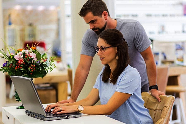 Der moderne Arbeitsalltag läuft weitgehend digital ab. Foto: djd/ZVA/Skamper