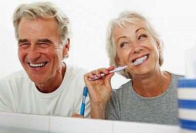 Parodontitis schreitet oft langsam fort - eine gute Mundhygiene kann die Erkrankung stoppen. Foto: djd/Aminomed/bowdenimages