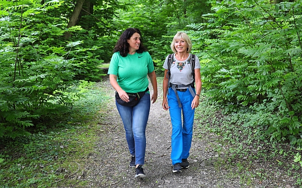 Reha-Trainerin Claudia Lechner und Sportlehrerin Barbara Ebert begleiten das Programm „Draußen aktiv“, ein Angebot für Krebspatienten.