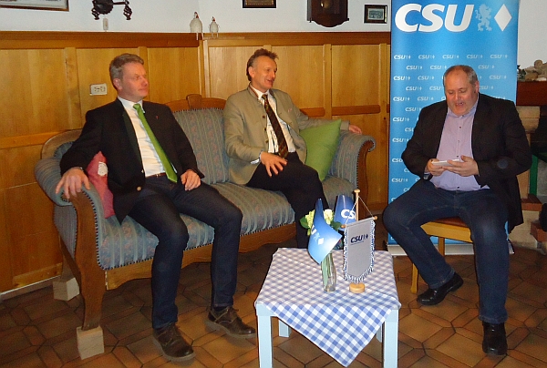 Bezirkstagsdirektkandidat Franz Schreyer und Landtagsabgeordneter Hans Ritt mit dem Moderator und Ortsvorsitzenden Thomas Kammerl