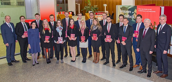 Freuen sich über die erfolgreiche Weiterbildung: Vorstandsvorsitzender Walter Strohmaier (r.) mit Personalratsvorsitzenden Helmut Heindl (2.v.r.), Weiterbildungsbeauftragten Maria Hofbauer und Personalleiter Reinhard Ebenbeck (beide links) zusammen mit den Lehrgangsabsolventen.
