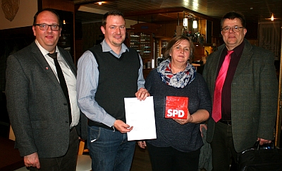 SPD Vorstände Michael Wittmann (2.v.li.) und Barbara Kasberger (2.v.re.) überreichen ihren Fragenkatalog an Bürgermeister Herbert Lichtinger (li.) und Ralf Thiem (re.) von der Telekom.