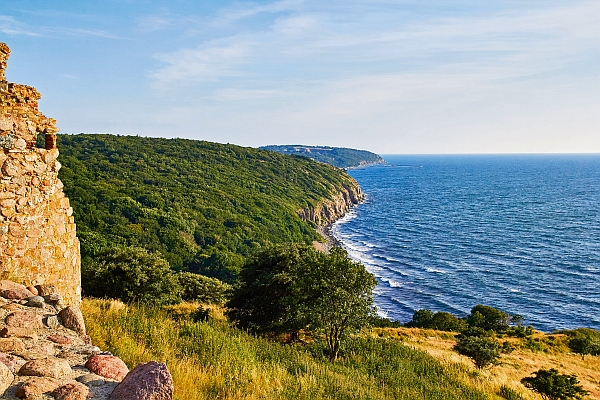 Bornholm ist die dänische Sonneninsel und eignet sich hervorragend für erlebnisreiche Urlaube von Familien, Paaren oder Gruppen. (Foto: epr/Shutterstock/Cofman.de)
