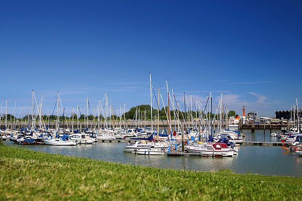 Am örtlichen Yachthafen bietet sich den Besuchern ein wunderschöner Anblick. (Foto: epr/Atelier de Vincent/Esens-Bensersiel Tourismus GmbH)