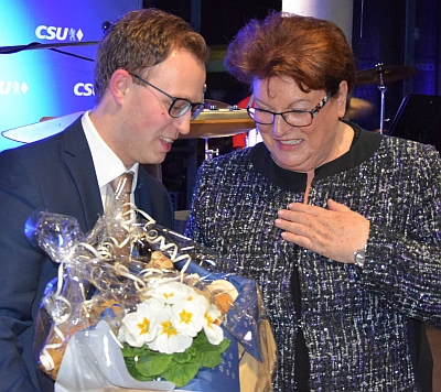 Florian Hölzl überreicht an Barbara Stamm einen Korb mit Pfeffenhausener Spezialitäten