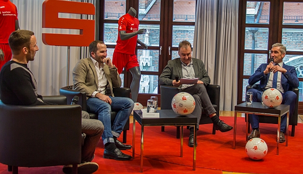 Eine spannende Talkrunde mit Josef Steinberger (U19-Trainer Spvgg Greuther-Fürth), Manuel Baum (Trainer FC Augsburg), BR-Moderator Harald Mitterer und Vorstandsvorsitzenden Walter Strohmaier (v.l.n.r.)