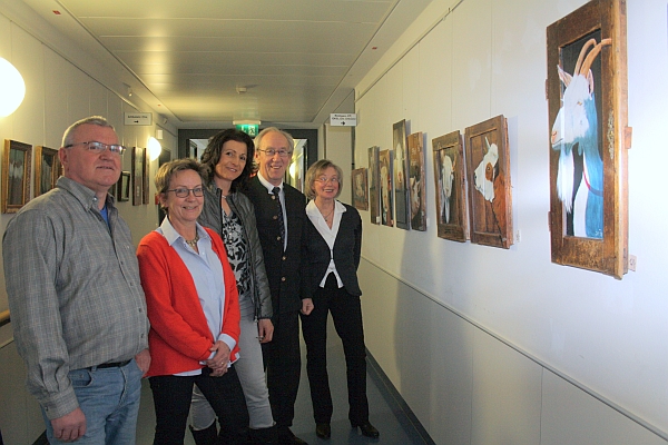 (von links): Waldemar Zimmermann, Evi Högerl, Rosi Baumgartner, der Fördervereinsvorsitzende Wilhelm Lindinger und Inge Niedermayer bei der Ausstellungseröffnung an der Klinik Bogen.
