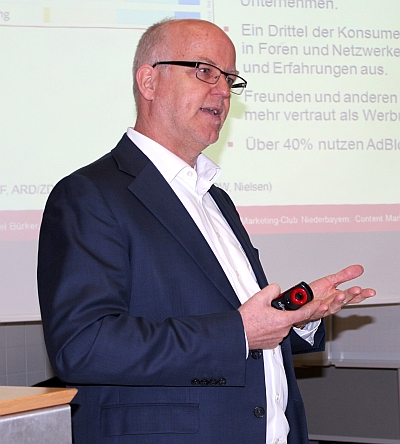 „Weil klassische Werbung bei den Verbrauchern immer unbeliebter wird, können Unternehmen die Menschen mit interessanten und emotionalen Storys an sich binden“, sagte Prof. Dr. Michael Bürker zur Bedeutung von Content Marketing in der Unternehmenskommunikation.