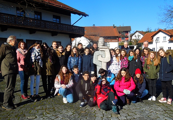 Beim Thürriegldenkmal versammelten sich die Austauschschüler zum Gruppenbild