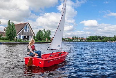 Der Landal Waterpark Terherne im Herzen der friesischen Seenlandschaft ist von Wasser umgeben. Nach einem Bootsausflug auf die Terhernster Poelen und weiter zum Sneekermeer legt man am Steg der Unterkunft an. 2621 KB Foto: djd/Landal GreenParks GmbH