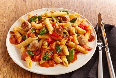 Ein echtes Happy Food für Pasta-Liebhaber jeden Alters: Frisch gekochte Pasta mit Bratwurstklößchen und gesundem Spinat. Foto: djd/Knorr