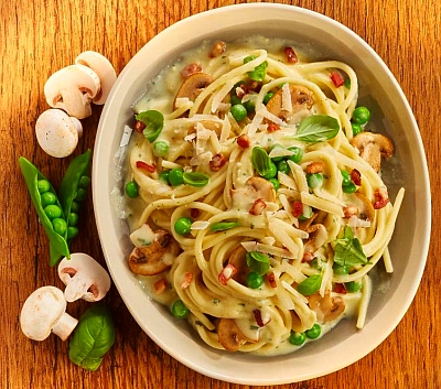 Pasta macht glücklich - zum Beispiel in Abwandlung des italienischen Klassikers als raffiniert abgeschmeckte Spaghetti mit Champignon-Erbsen-Carbonara. Foto: djd/Knorr